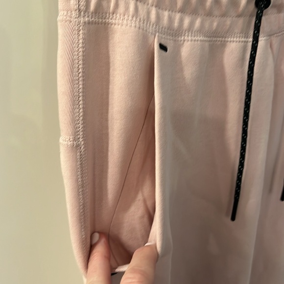 Women’s Nike Cuffed Sweatpants Size XS - Picture 3 of 12